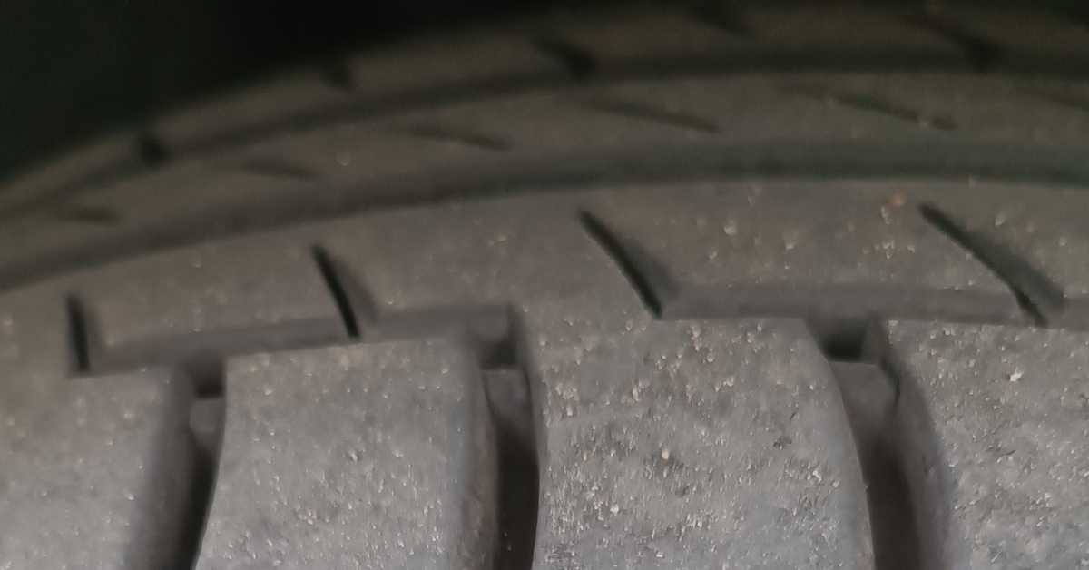 Странная метка на покрышке | Пикабу