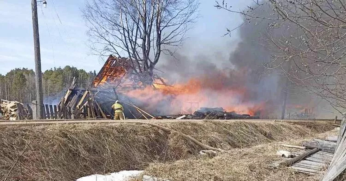 Дом горит арт. Сгоревшая деревня. Ребенок не получивший тепла от деревни сожжет. Умышленный поджог. Пожар ломоносовского района ленинградской области.