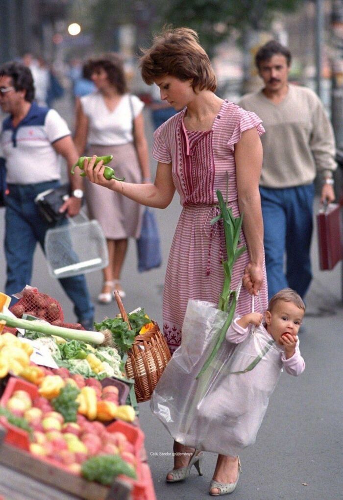 Юморная мама зашла в овощную лавку в Будапеште, 1987 г Юмор, Дети, Венгрия, Родители и дети