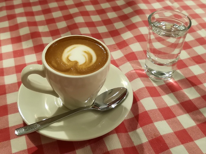 Чашка кофе на столе