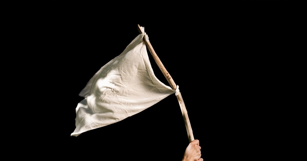 Белый флаг на зеленом фоне. Белые флаги. Белый флаг на черном фоне. Белый флаг капитуляции. Флаг белый вертикальный.