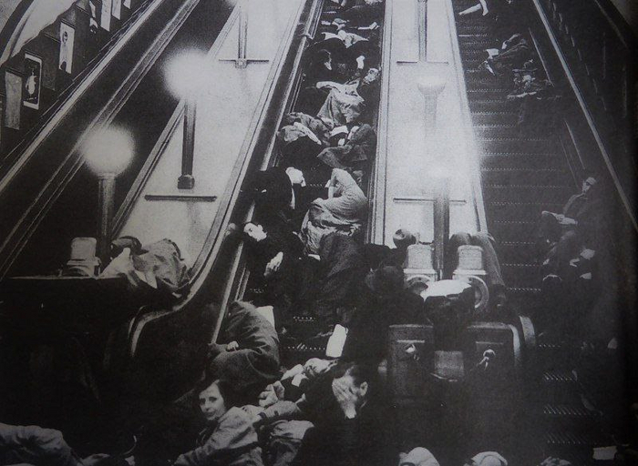 Москвичи спят в метро во время налета немецкой авиации