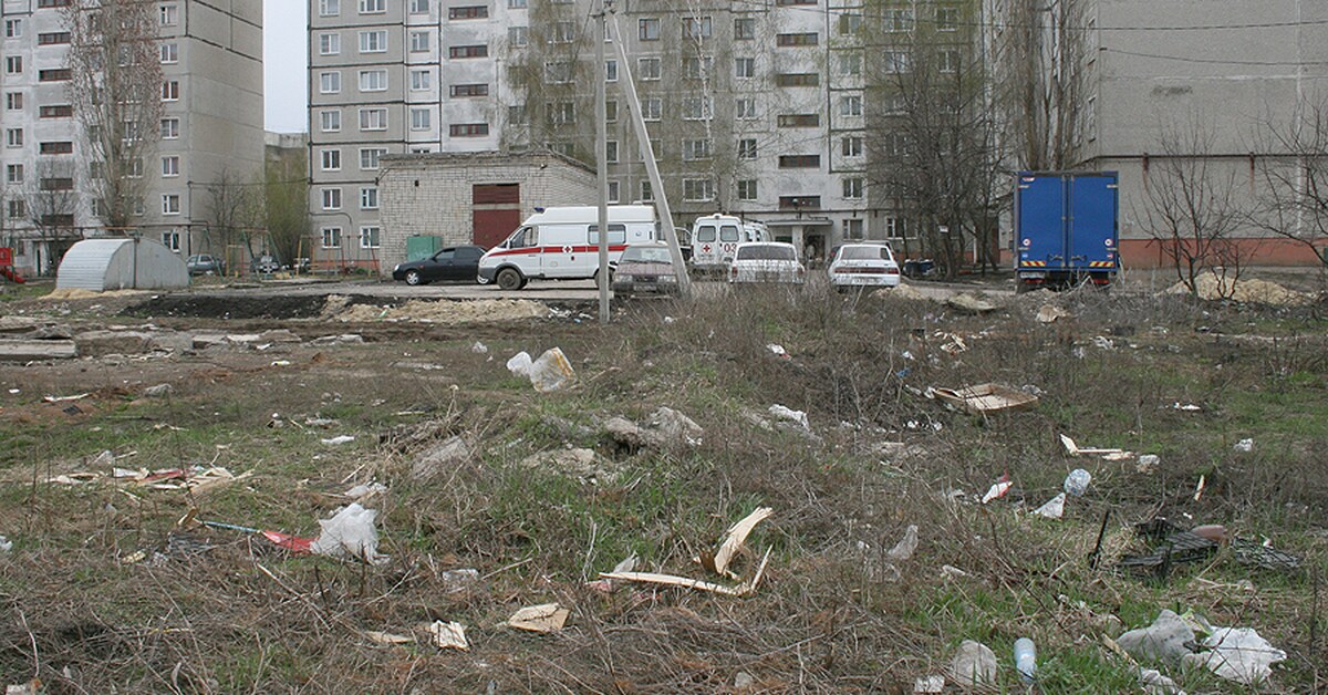 Разбить двор. Грязный двор многоквартирного дома. Неухоженный двор. Мусор России дворы. Тамбов грязные улицы.