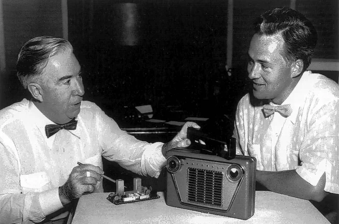 Motorola: история краха компании, которая создала первый мобильный телефон Моторола, YouTube, Motorola razr V3, Motorola e398, Apple, Lenovo, Nokia, Видео, Длиннопост, История (наука) Motorola: история краха компании, которая создала первый мобильный телефон Моторола, YouTube, Motorola razr V3, Motorola e398, Apple, Lenovo, Nokia, Видео, Длиннопост, История (наука)