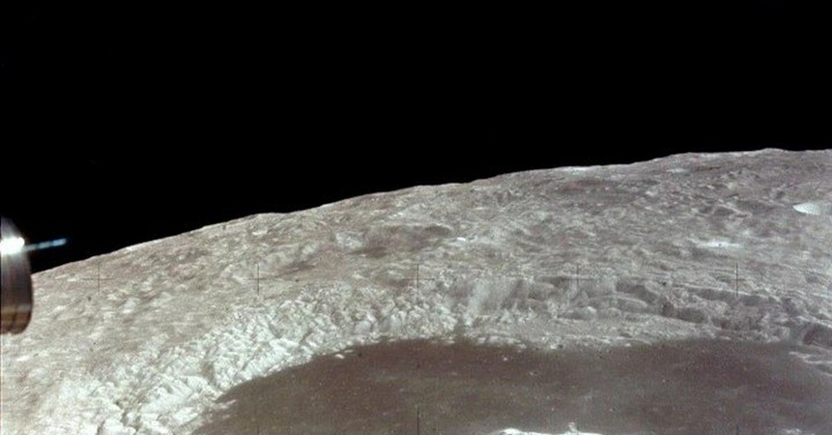 Эту позднюю осень циолковский надолго сохранил. Кратер Циолковского. Кратер Циолковского на Луне. Кратер на Луне в честь Циолковского. Керамогранит кратер Луны.