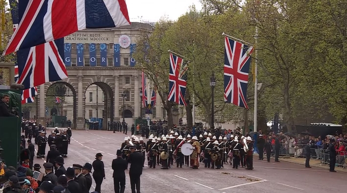 А потом скажут, что это музыканты навалили...