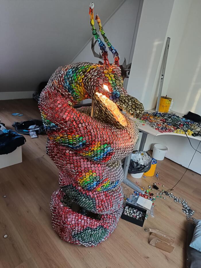 Крутой дракон из простых бутылочных крышечек