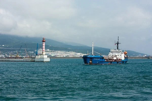 Двое мужчин проникли на территорию воинской части в Новороссийске, один ...