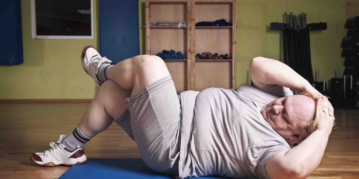 Тренер по фитнесу помогает толстушке сбросить вес