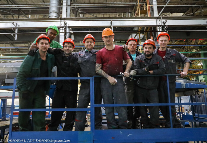 Из серии «Именно они делают Россию великой» / снято мной на Новочеркасском электровозостроительном заводе