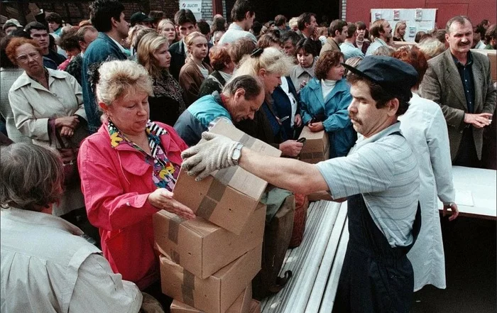 Интересные фотографии 90 -х (часть 82) 90-е, Детство 90-х, Ностальгия, Эпоха, Фотография, Натали, Дана Борисова, Сильвестр Сталлоне, Тина Тернер, Дональд Трамп, Бачинский, Дорожный патруль, Александр Демьяненко, Пейджер, МММ, Мавзолей, Армейский магазин, Король Карл III (Принц Чарльз), Длиннопост, Сникерс