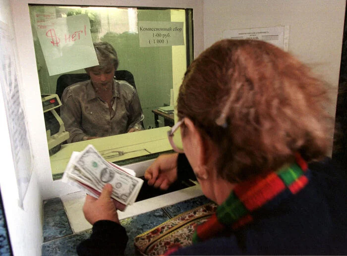 Интересные фотографии 90 -х (часть 82) 90-е, Детство 90-х, Ностальгия, Эпоха, Фотография, Натали, Дана Борисова, Сильвестр Сталлоне, Тина Тернер, Дональд Трамп, Бачинский, Дорожный патруль, Александр Демьяненко, Пейджер, МММ, Мавзолей, Армейский магазин, Король Карл III (Принц Чарльз), Длиннопост, Сникерс