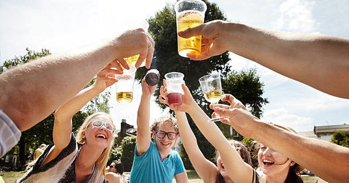 Пьянка. Молодежь пьет пиво. Пивная вечеринка на природе. Молодежь с пивом. Алкоголизм молодежи.