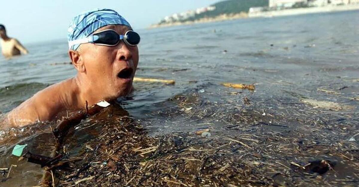 Вода с фекалиями. Человек купается в мусоре.