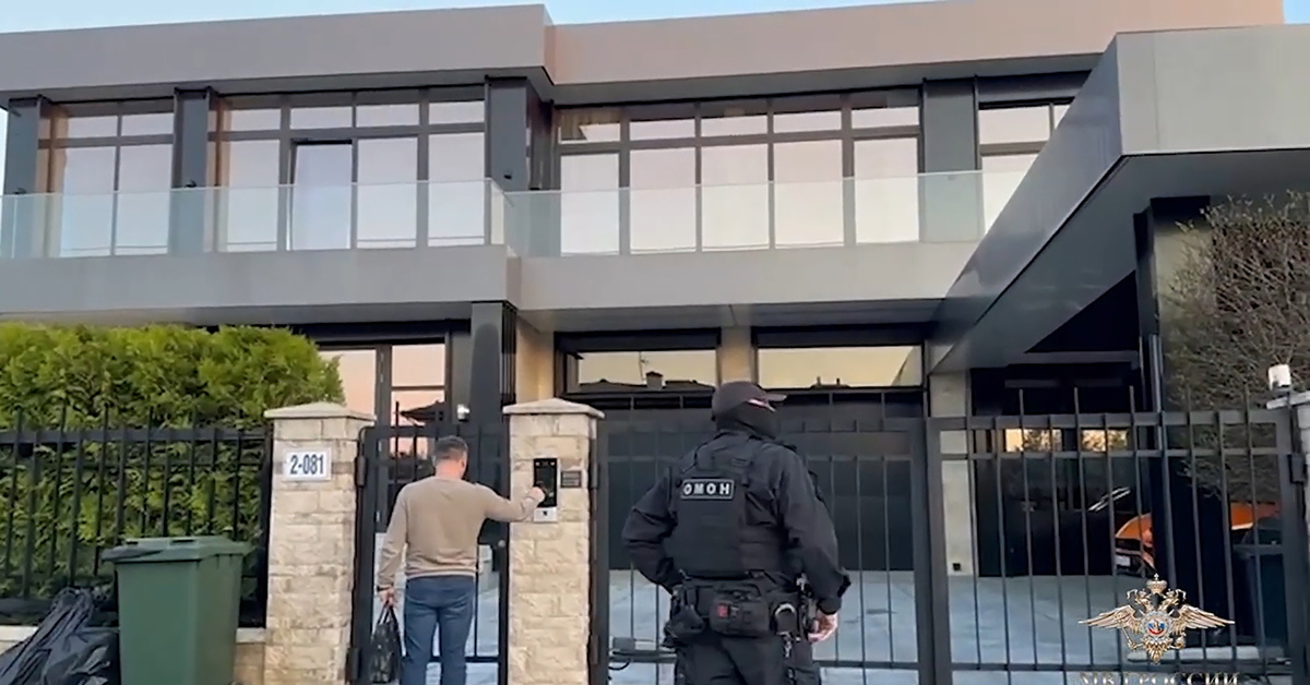 задержание блогера блиновской. блиновская семья дети. особняк. блиновская с детьми 2023. особняк блиновской в истре.