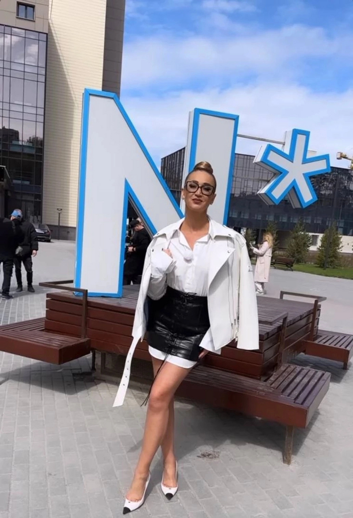 Ольга Бузова была замечена в Новосибирском государственном университете (на фото у логотипа НГУ)