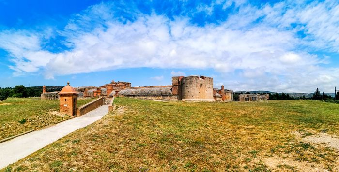 Salses-le-Chteau, France Фотография, Франция, Мобильная фотография, Huawei P30 PRO, Уличная фотография, Прогулка по городу, Длиннопост