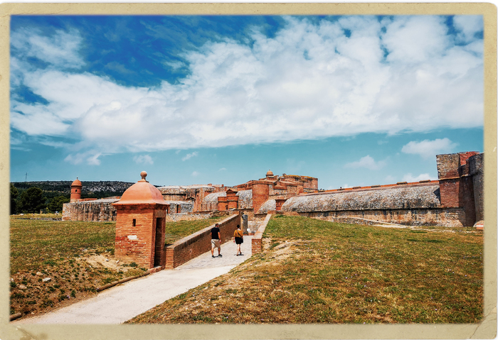 Salses-le-Chteau, France Фотография, Франция, Мобильная фотография, Huawei P30 PRO, Уличная фотография, Прогулка по городу, Длиннопост