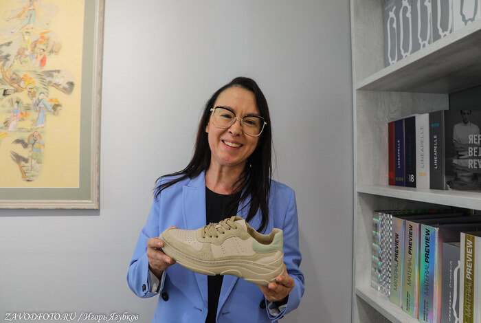 Из серии «Именно они делают Россию великой» / снято мной на обувной фабрике Юничел