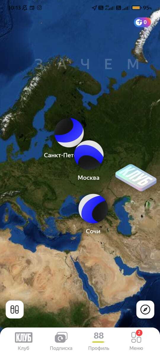 Үлкен сиськи бар қызыл шашты сәбиді кең жамбастарының арасына алады.