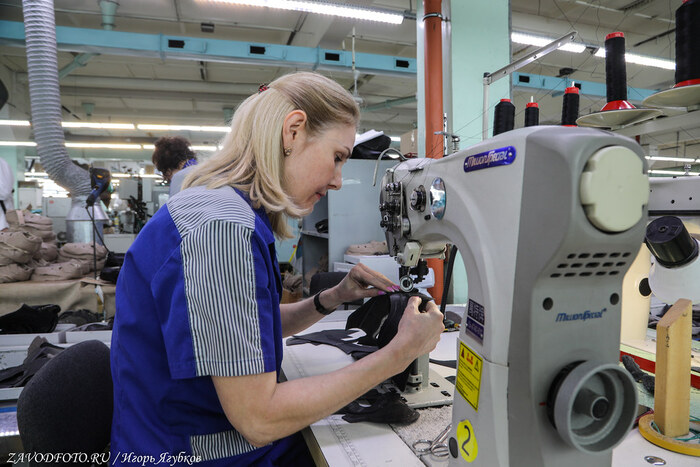 Из серии «Именно они делают Россию великой» / снято мной на обувной фабрике Юничел