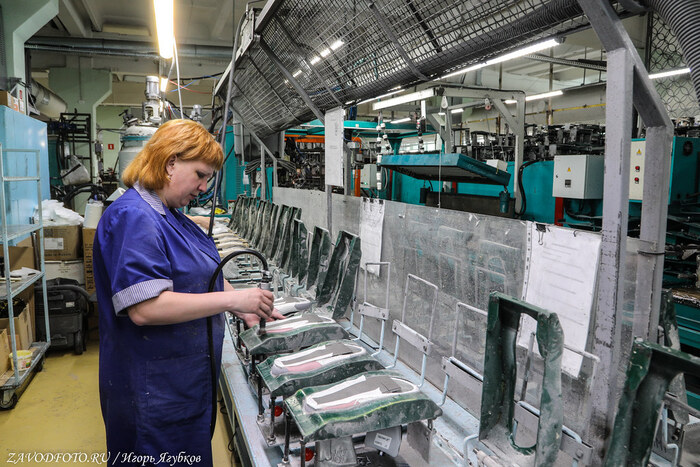 Из серии «Именно они делают Россию великой» / снято мной на обувной фабрике Юничел