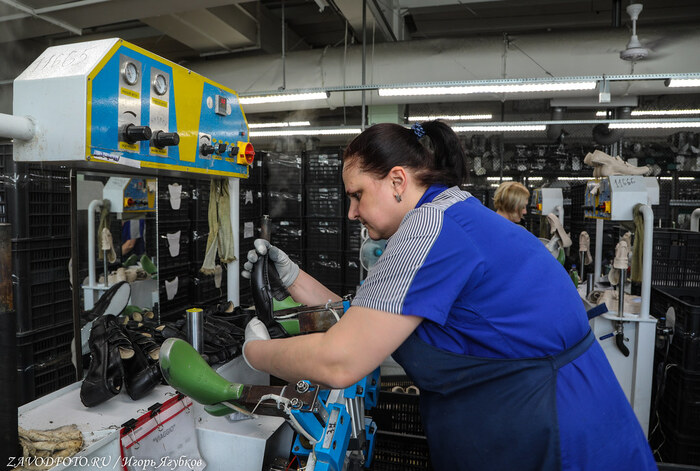 Из серии «Именно они делают Россию великой» / снято мной на обувной фабрике Юничел