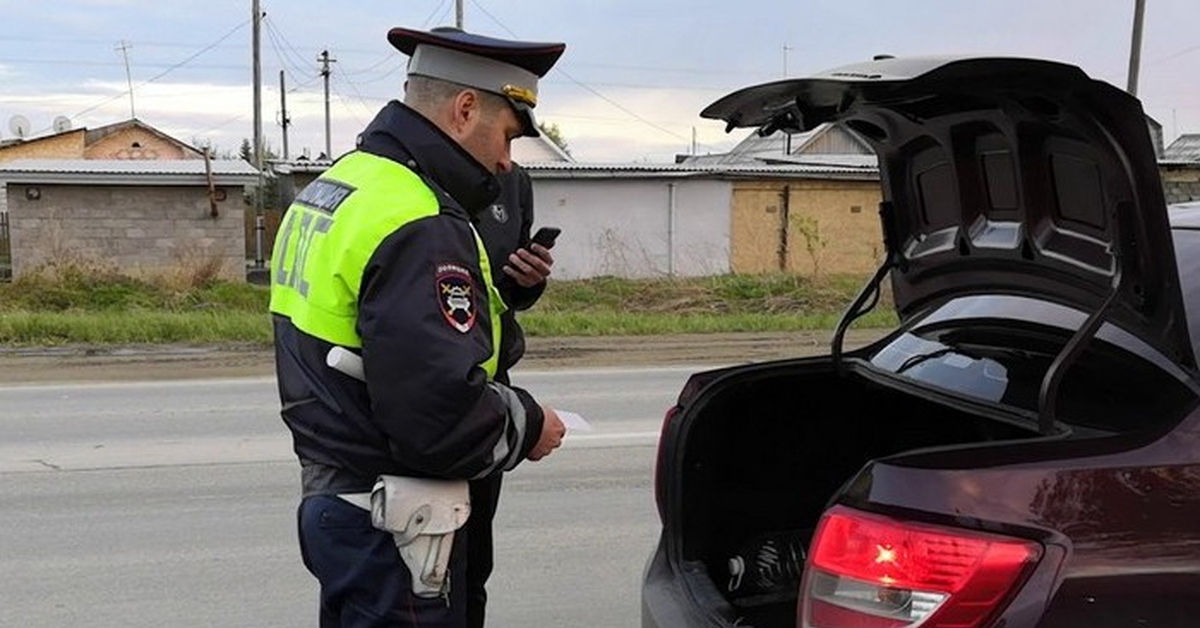 Инспектор дпс. 1 досмотр транспортного средства. Гаишник осматривает машину. Досмотр машины. Досмотр автомобиля.