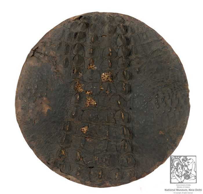 Щит из крокодильей кожи, XVIII век н.э. Южная Индия. Экспонируется в Национальном музее, Нью-Дели, Индия