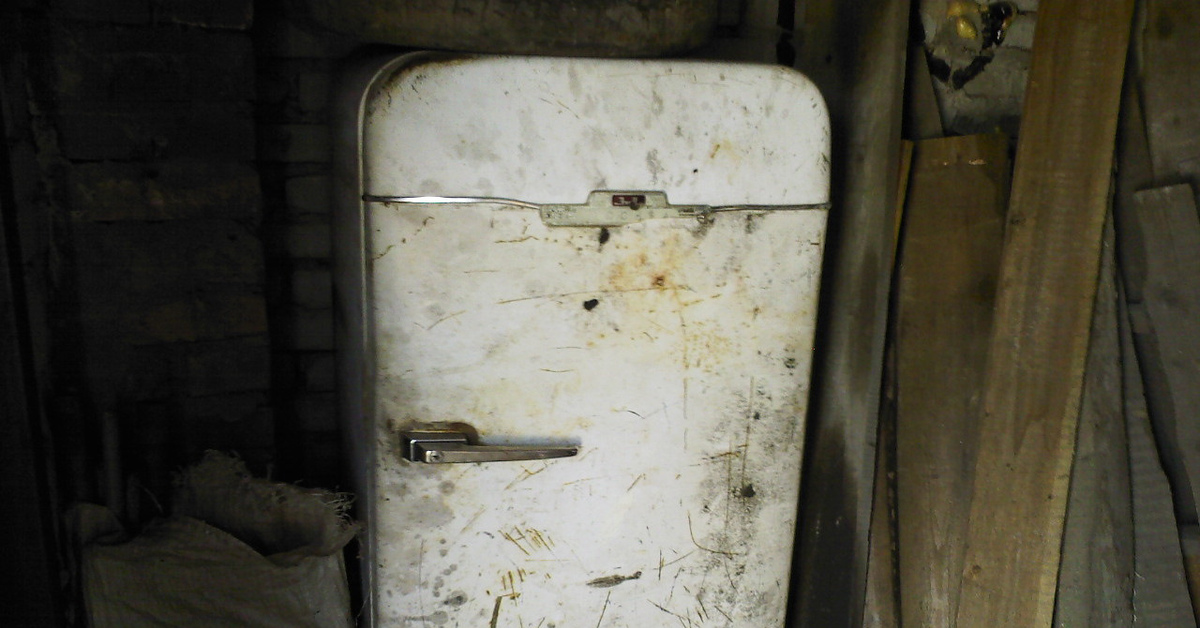 Открыли старый холодильник а там затерянная. Ржавый холодильник. Старый убитый холодильник.