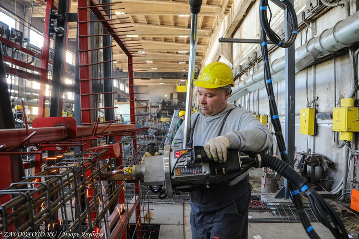 Из серии «Именно они делают Россию великой» / снято мной на Краснокамском заводе ЖБК