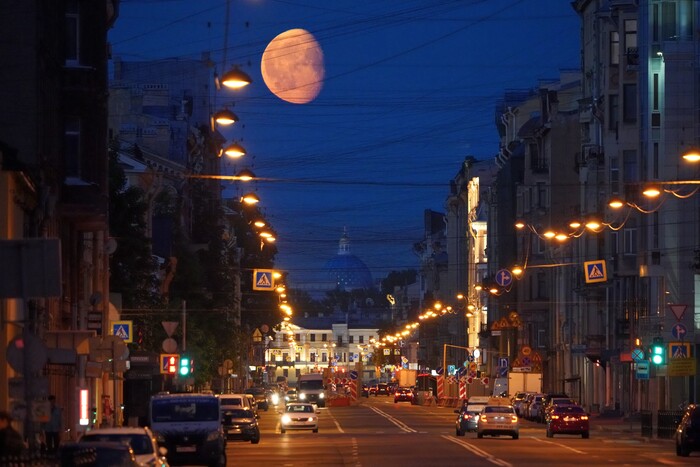 Восход Луны 8 июня над Васильевским островом и Троицким собором