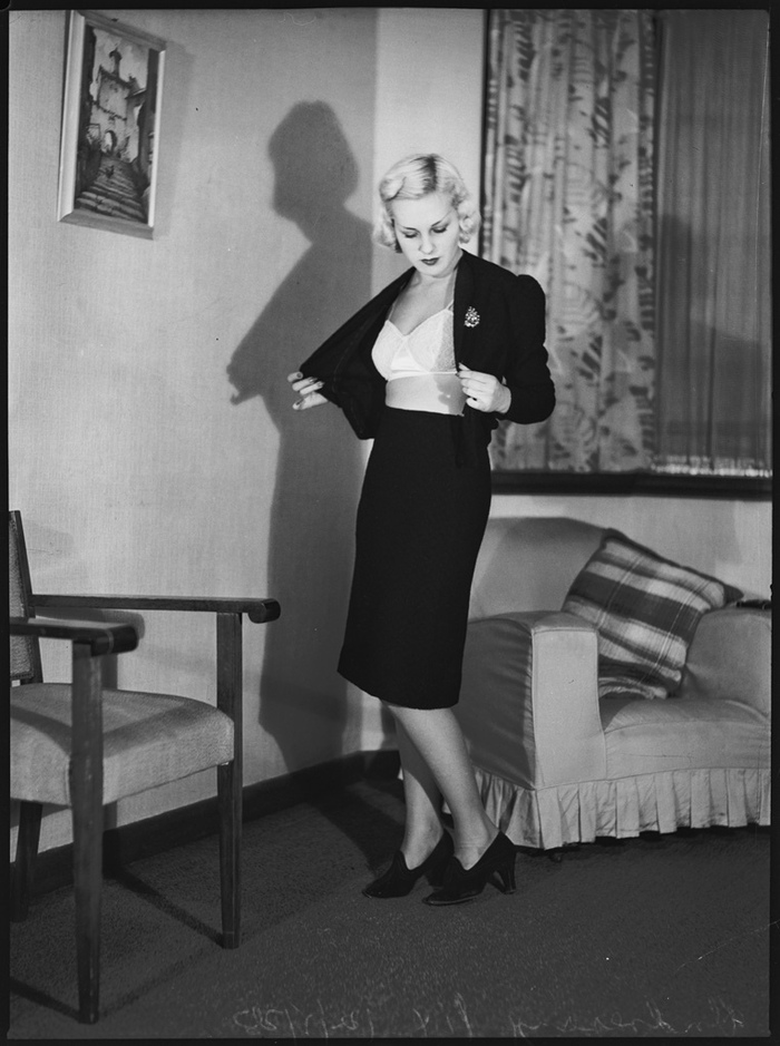 Примеры элегантных и неэлегантных способов раздеваться, 1938 год Старое фото, Картинки, Девушки, Раздевание, Топлесс, Длиннопост