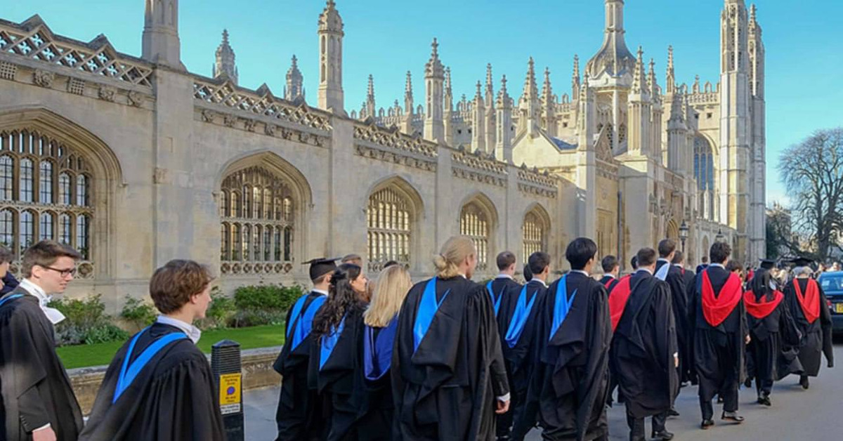 The oldest university in england. Оксфорд Англия университет. Кембридж Великобритания университет. Университеты Оксфорда и Кембриджа в Англии. Выпускники Кембриджского университета.