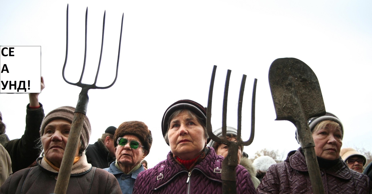 Пойду народа. Народ с вилами и топорами. Люди с вилами. Путина на вилы. Люди с топорами и вилами.