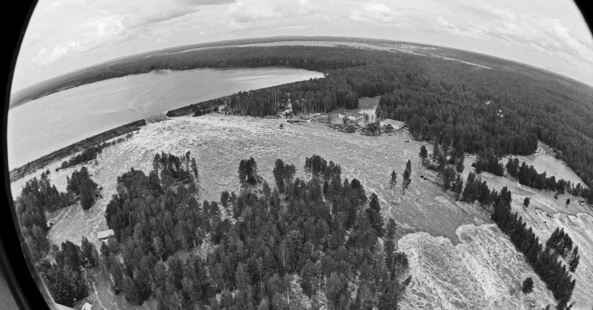 1 июня 1993. Прорыв плотины в Серове в 1993. Прорыв плотины Киселёвского водохранилища 1993 г. Прорыв плотины Киселевского водохранилища. Наводнение в Серове 1993.