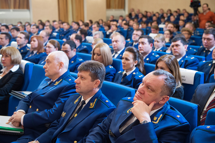 Бунд. Они хотят посадить кассиров? Интересно