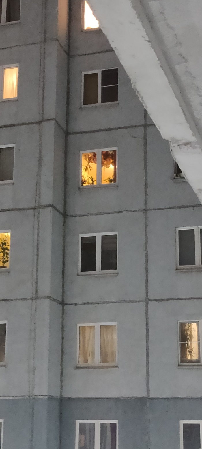 В окне что-то бунтует |==|:;;;;;;:|----