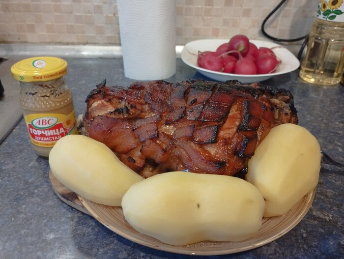 А я вот рульку запек с картошеской