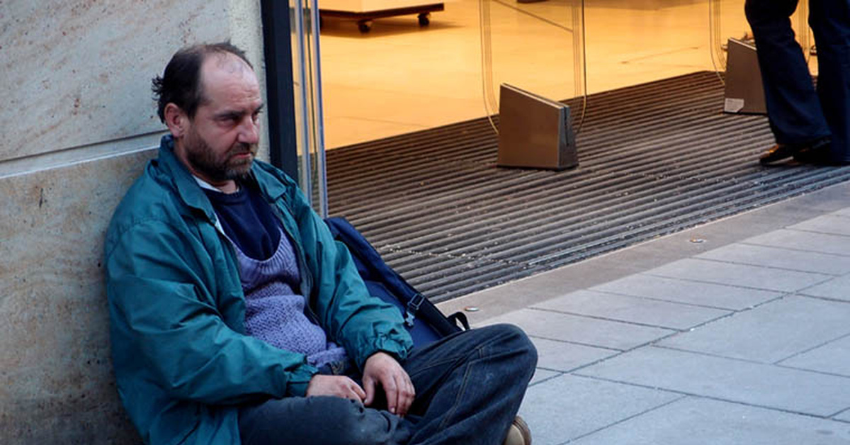 Стою попрошайкой. Как называются профессиональные попрошайки. Нищий бомж. Попрошайки екатеринбург. Стою попрошайкой.