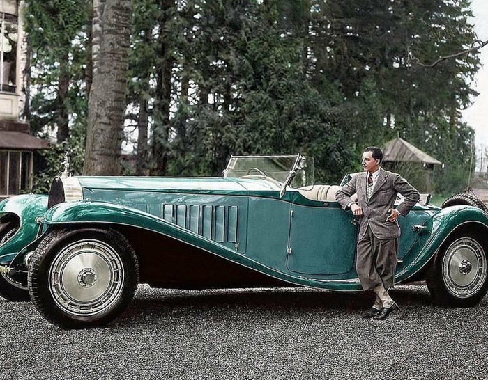 Жан Бугатти стоит рядом со своим Bugatti Royale, одним из семи построенных. 1932 г Reddit, Bugatti, Ретроавтомобиль