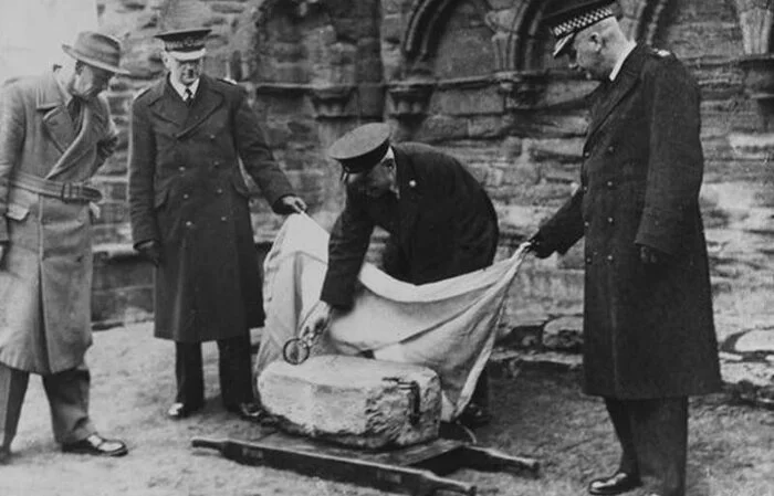 Камень судьбы Прошлое, Англия, Шотландия, Длиннопост Камень судьбы Прошлое, Англия, Шотландия, Длиннопост