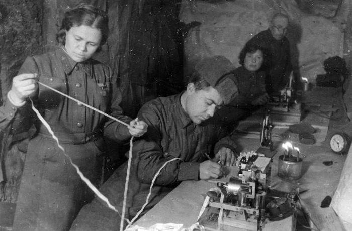 Старшая телефонистка Л.Н. Башмакова