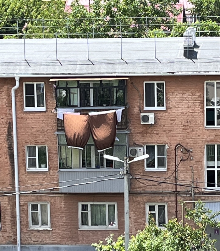 Это ж какой человек носит такие шаровары?