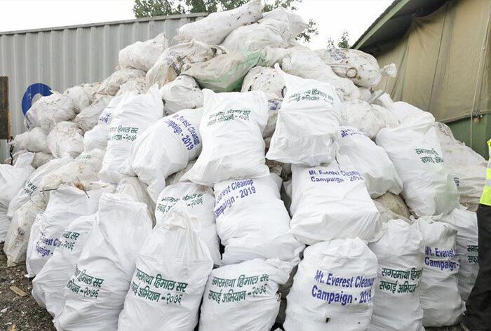 Больше 35 тонн отходов собрали на Эвересте и трех других вершинах ...