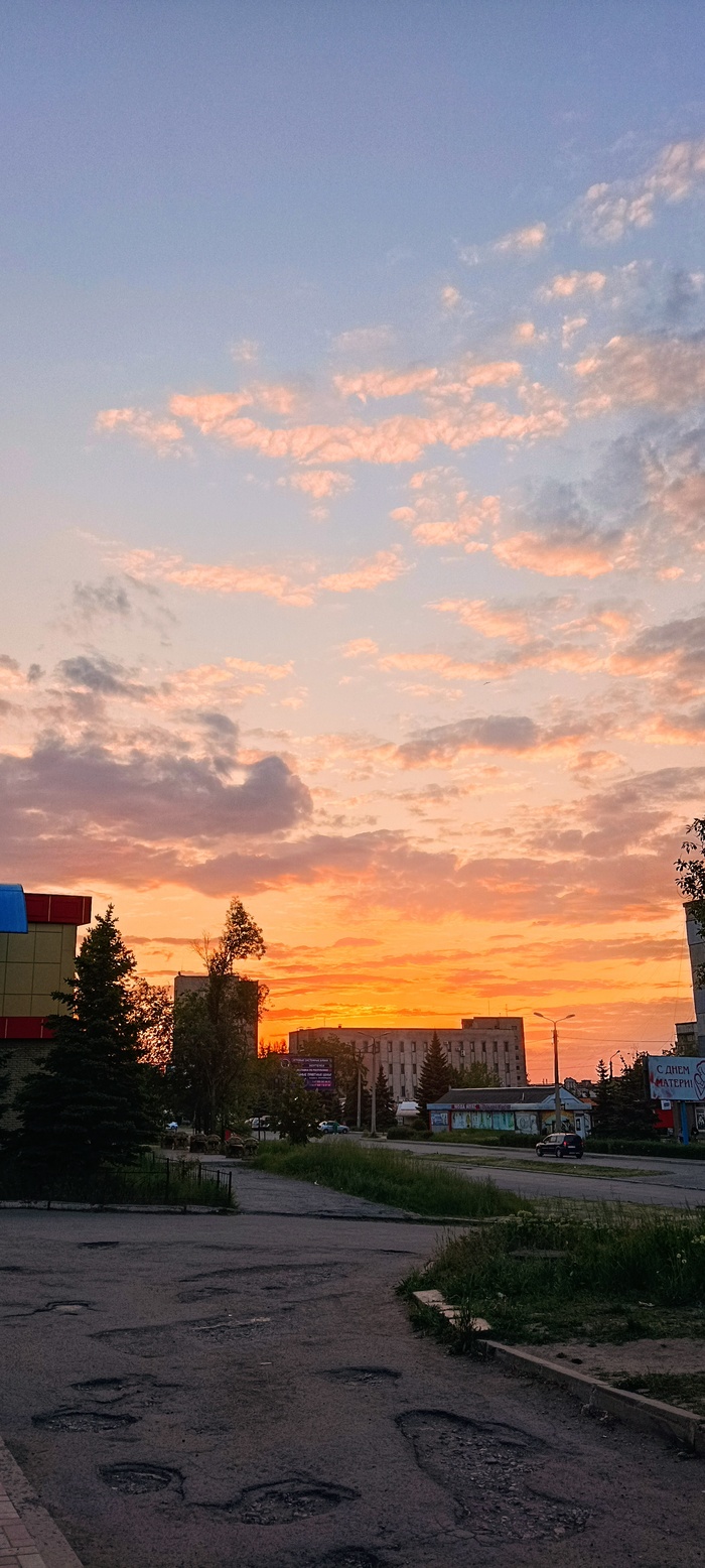 Будни Донбасса - раздолбанный асфальт и невероятное небо...