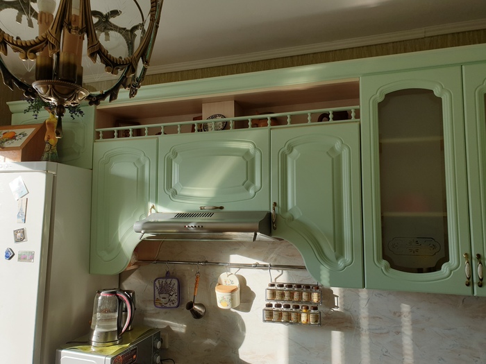 Как простая покраска фасадов кухни изменила вид кухни | Пикабу