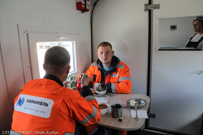 Из серии «Именно они делают Россию великой» / снято мной на Быстринском ГОКе