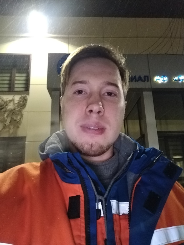 Это я. Работаю электриком, аккуратно охраняю наличие напряжения в ваших домах