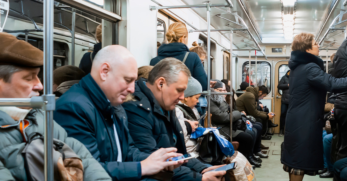 День пассажира метро. Люди в метро. Люди в вагоне. Люди в метро стоят. Вагон метро.